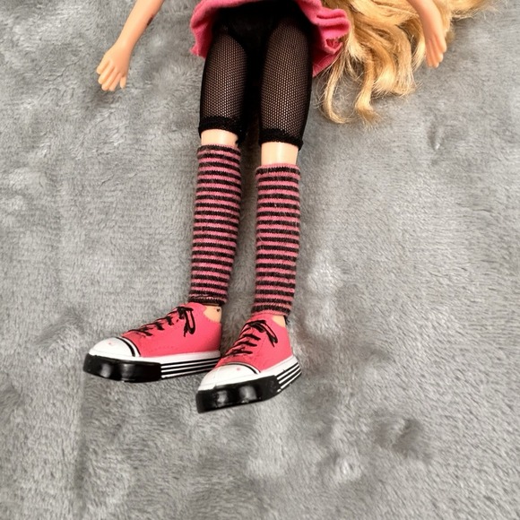 Bratz Play Sportz RC Xtreme Skateboarding Cloe Dressed Shoes Outfit & helmet - Picture 3 of 11
